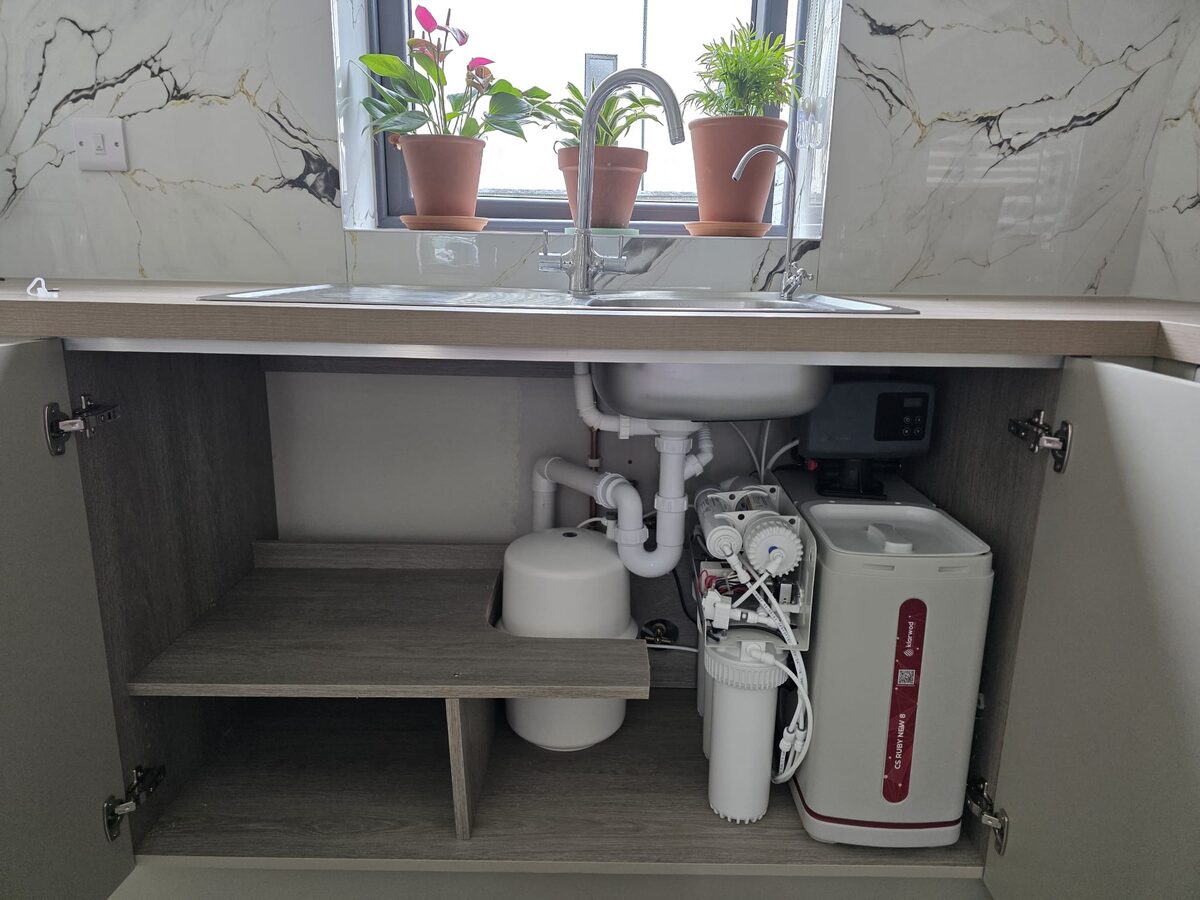 Reverse osmosis unit, storage tank and softener under a marble-effect kitchen worktop